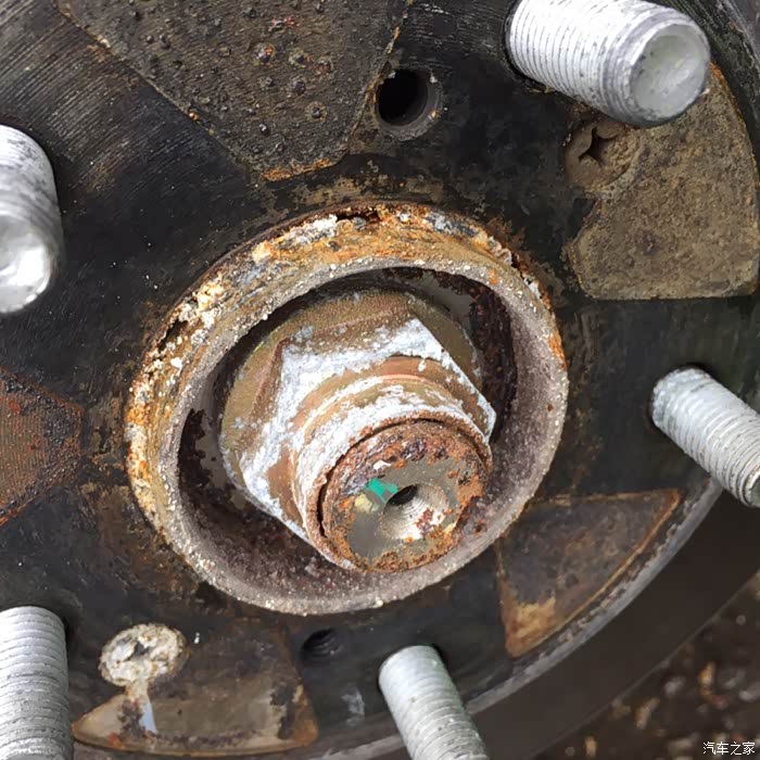 刹车盘中心螺栓生锈