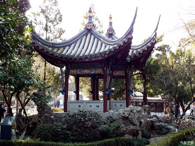 园里凉亭真各有特色