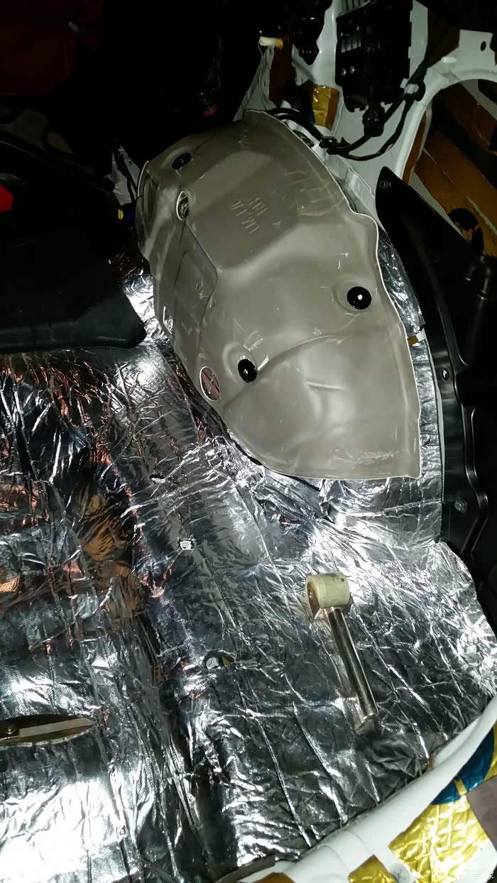 ix35于五一节前的隔音作业隔后备箱隔叶子板内衬隔导水槽