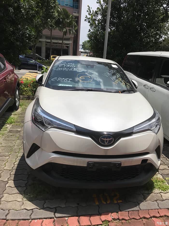 chr车行外面一推车