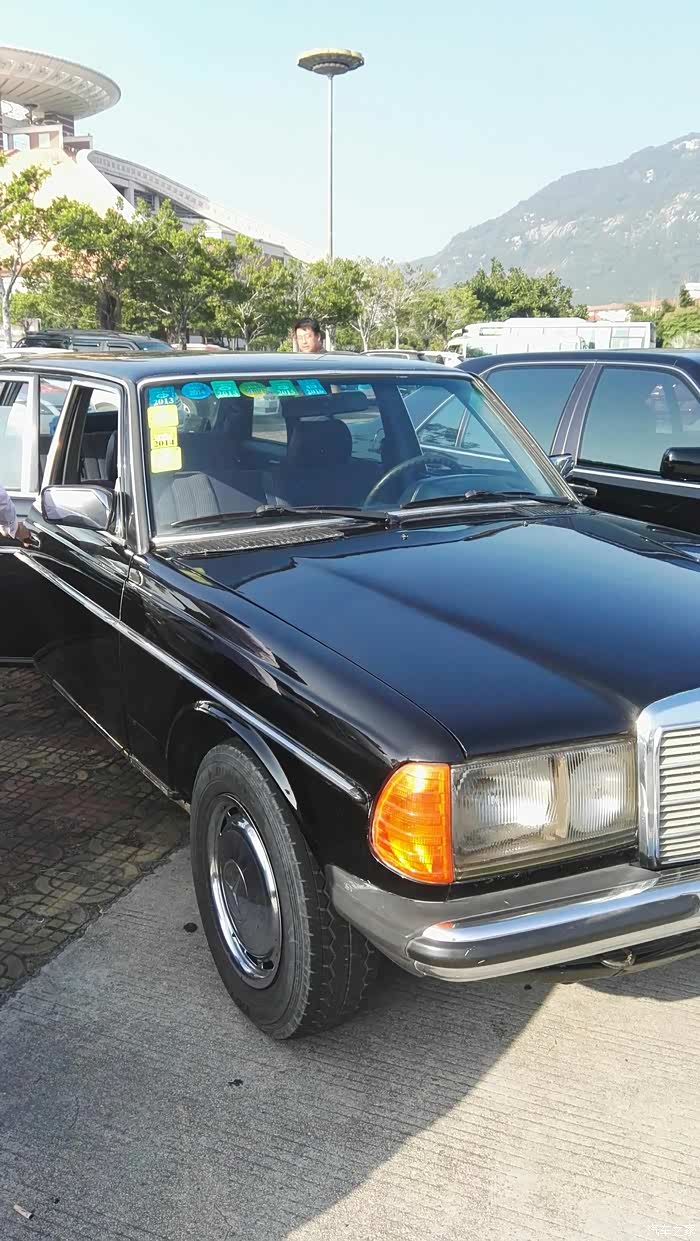 加排座的老爷车"奔驰"