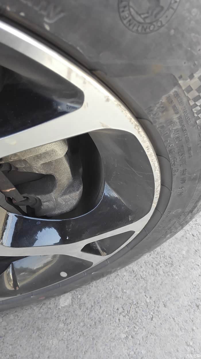 请问轮毂磨花了不影响开车吧?