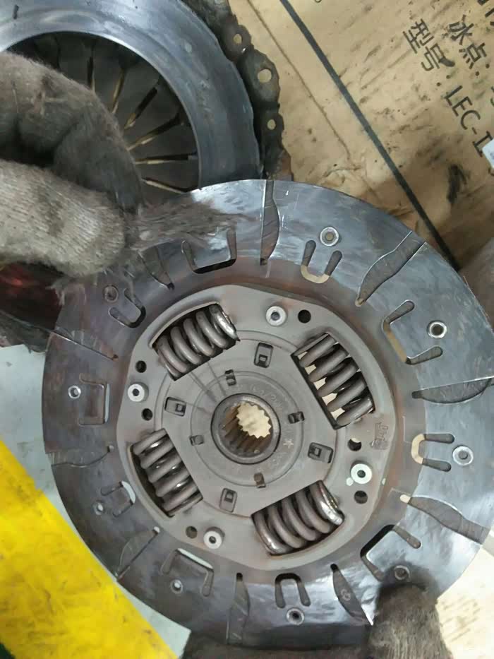 更换离合器压盘片