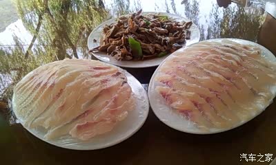 又点了几个小菜,一份葱花饼,两碗米饭,边吃边欣赏着周边的景色.