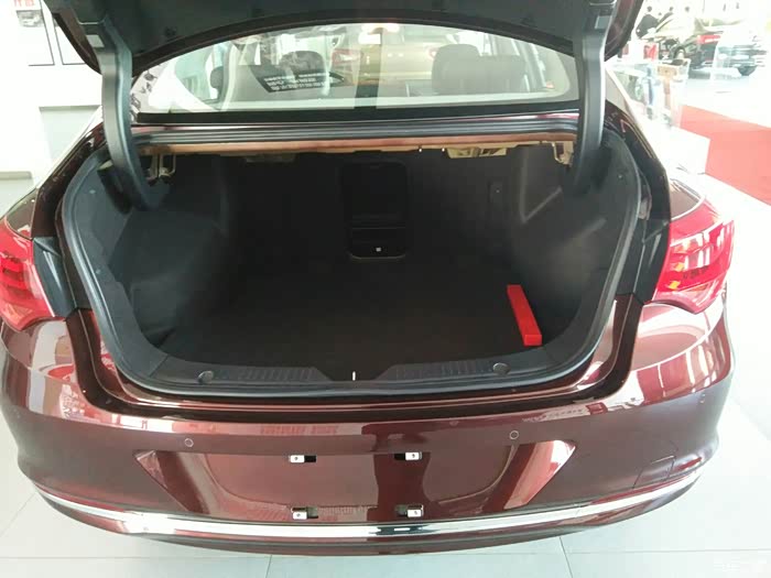 后备箱还蛮大的.出去玩可足够用了