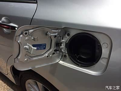 与索纳塔擦肩而过 提丰田凯美瑞2.0g