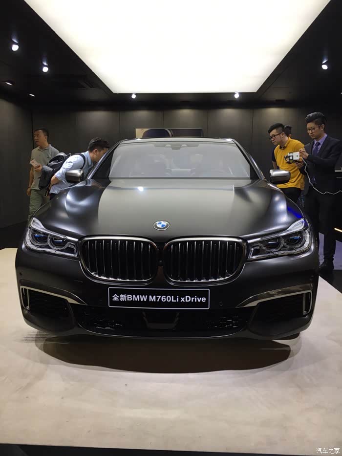 成都国际车展观宝马760m
