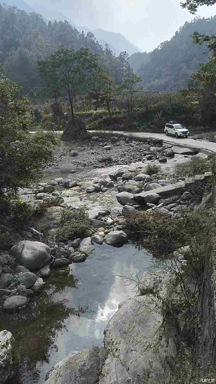 江油雁門楓順養馬峽繞過人群