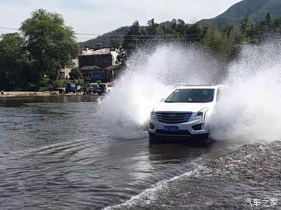 月亮湾涉水行车霸气