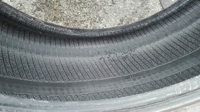 内侧被碾压痕迹清晰可见
