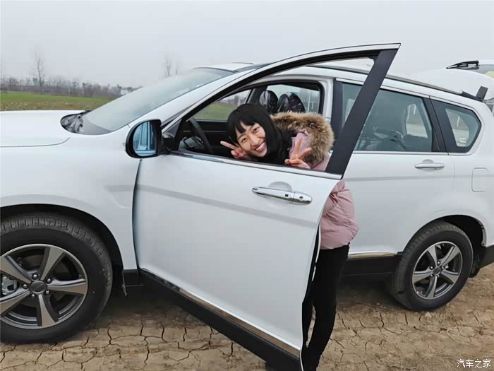 路边的女友欢乐无限,一边的我幸福的像猪