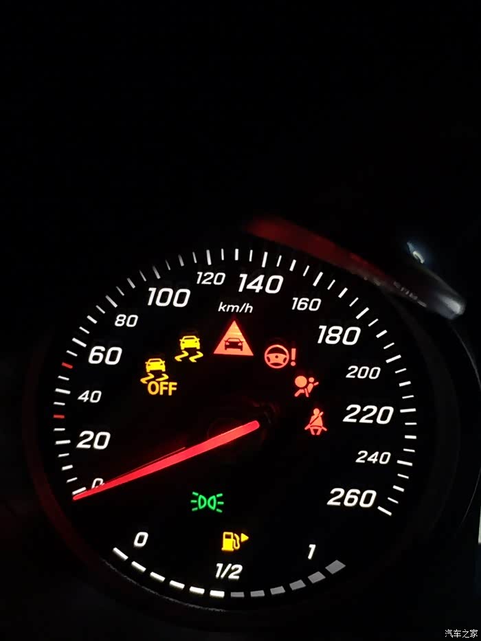 红色的这几个 除了没系安全带 其他分别是什么意思呢