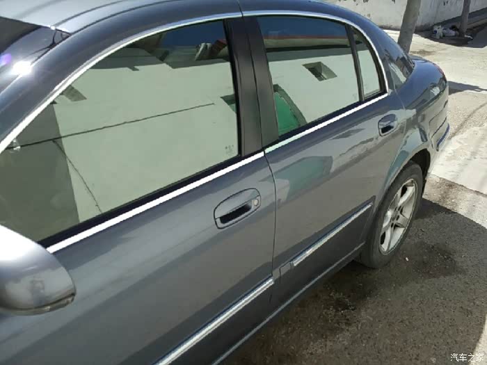 侧面新帖的3m超级沙龙,和这车身颜色挺配的.