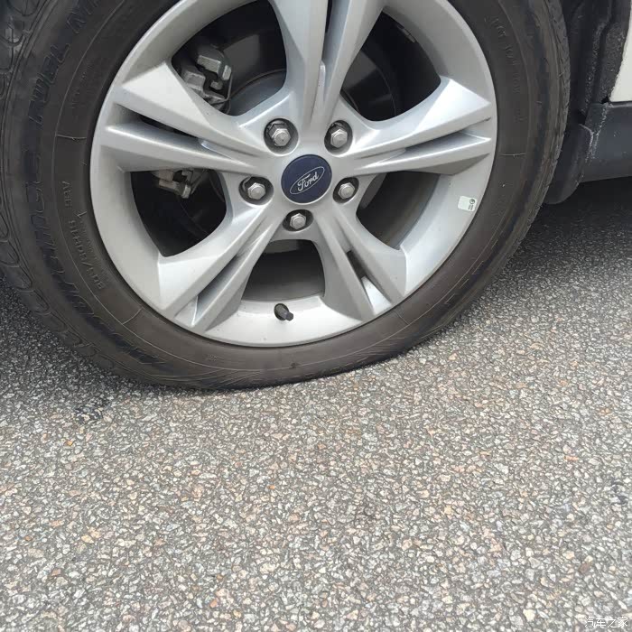 求助老司机,车轮没气了跑了不超过20公里需要换胎吗?有图