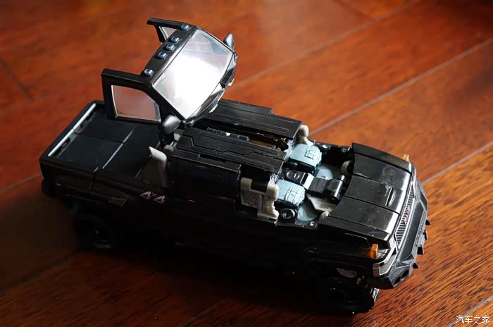 沾满灰尘的博派铁皮