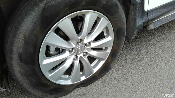 买来一个月的crv就爆胎了