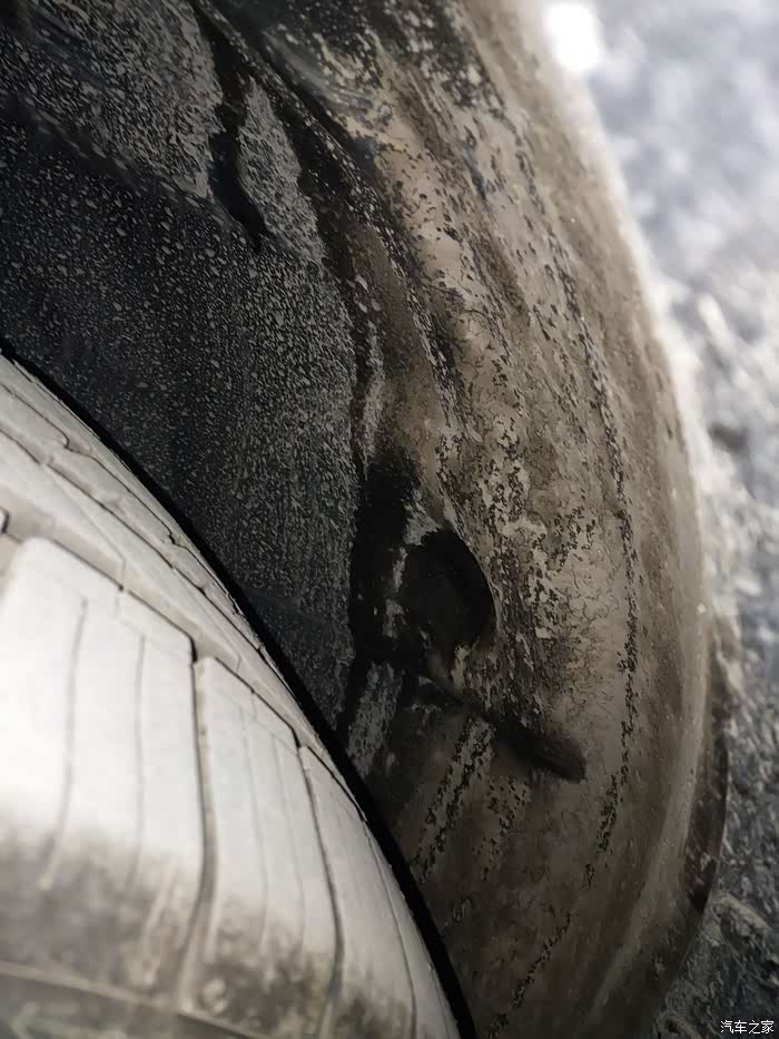 右侧前轮胎上方渗油新车500公里