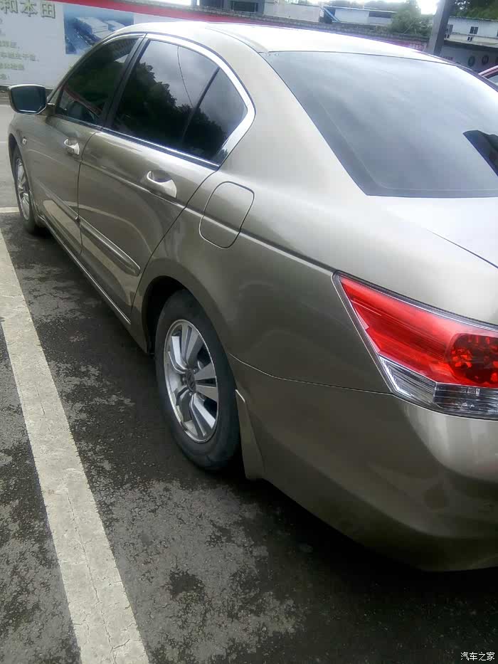 今天去广本4s检查我的小凌派方向跑偏,看见一台金色雅阁,那一个大气