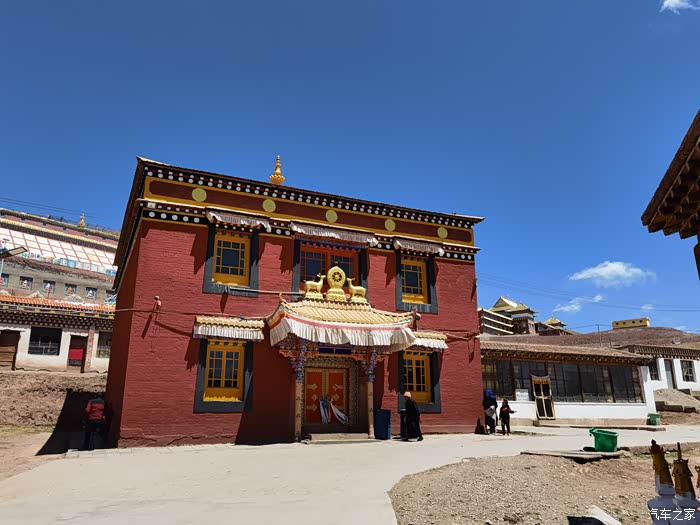 走路到果洛公交公司去取昨晚充电的汉ev逛占地四百亩的喇日寺