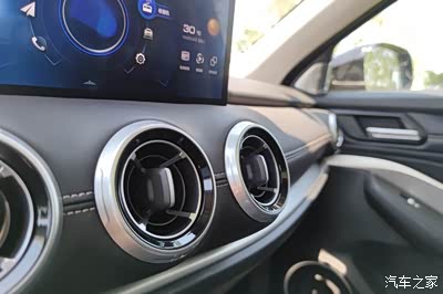 圆形的空调出风口加上了镀铬边框,有很强的质感,与车身结合部位的缝隙