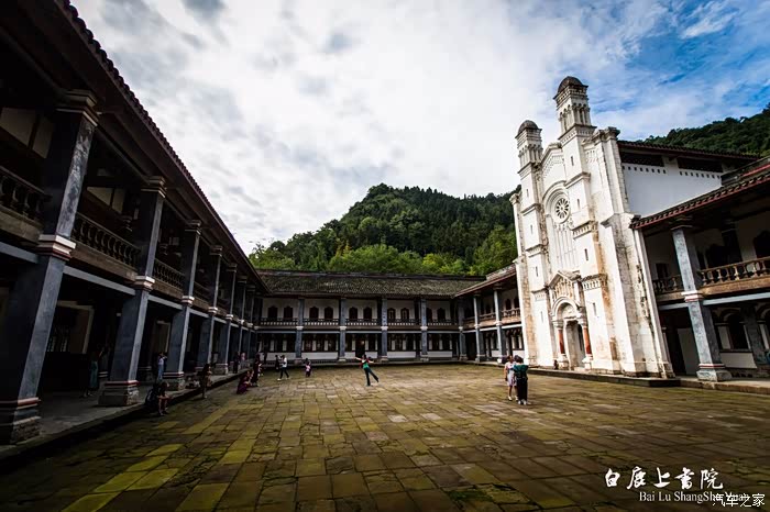 凤凰涅磐震后重建的白鹿上书院