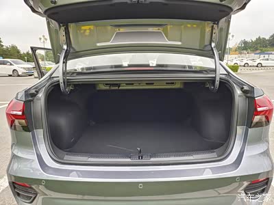 后备箱还是大的,我东西不多,带的雨伞和外套都放在后排了,背箱的空间