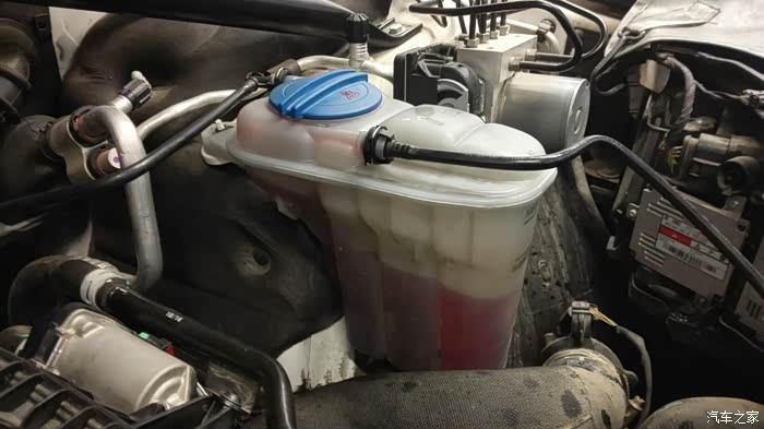 这个小管从水箱散热器回流的冷却液