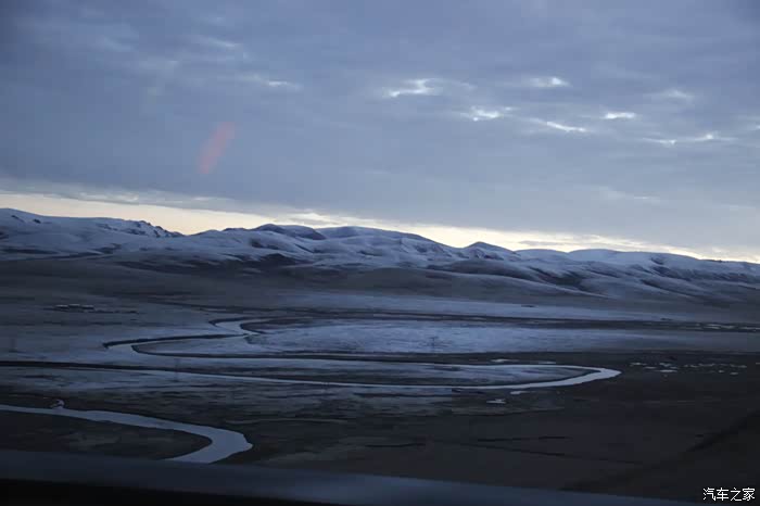 天边放出了鱼肚白