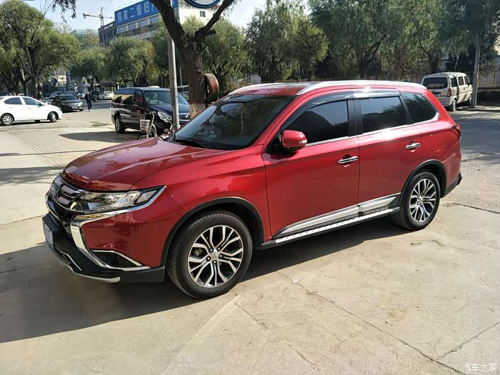 偶遇一台红色欧蓝德看起来也不错