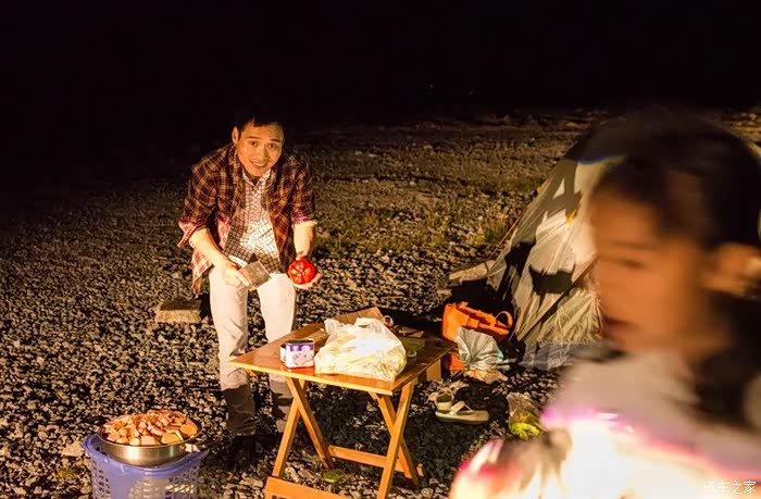 临近落日闪耀光芒一天的太阳依然光艳