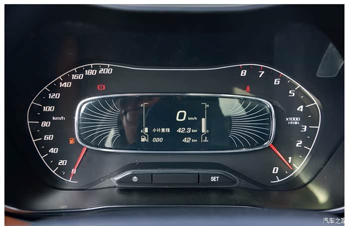 仪表盘设计个人感觉很独特,中央的行车电脑内部信息丰富,特酷.