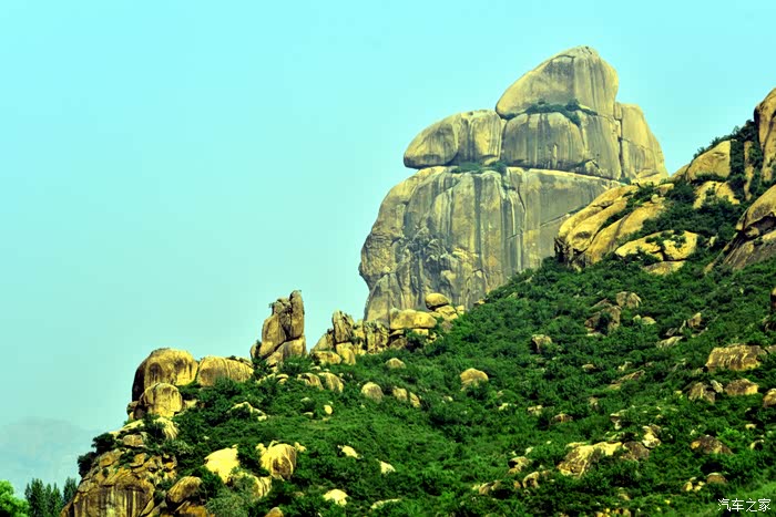 进入y033后,两侧突兀的石头山.