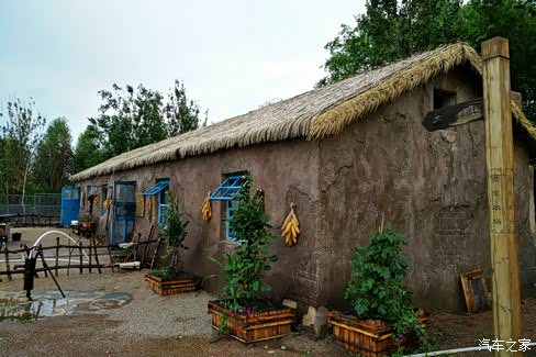 诺,这就是马架子,挺有特色的房子