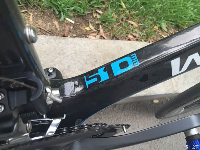 正式作业蓝黑色的银贝斯t1100碳纤维公路自行车