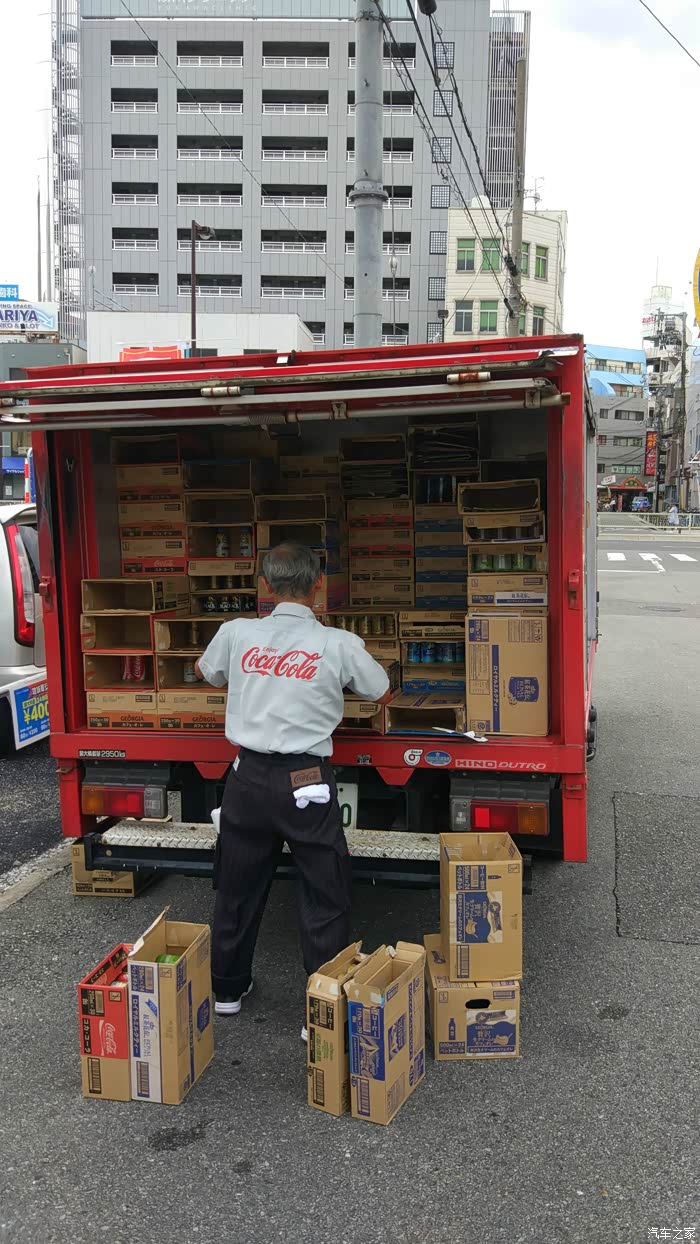 这是给自动贩售机补充备货的送货车,这大爷自己开车,自己装货.