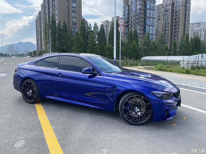 最美配色圣马力诺蓝 卡钳一抹蓝呼应