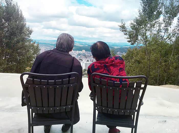 看着他俩的背影 我脱口而出: 与子偕老,共享一世陪伴!