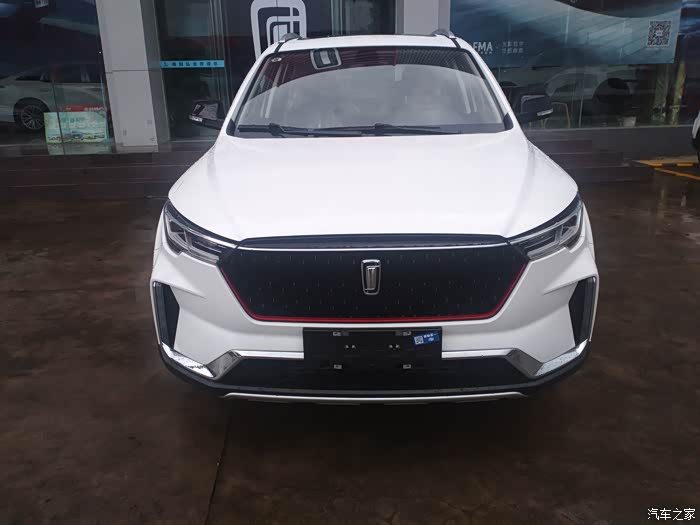 也是刚办的驾证,不想提太大型的车,看来看去还是奔腾t33经济实用,外观