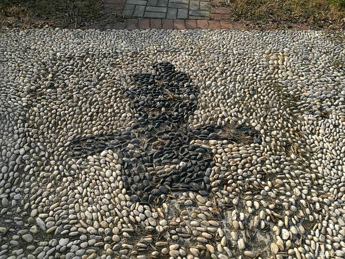 是不是很有创意啊,用石子拼出的"福禄寿喜",四个字分别位于凉亭四周.