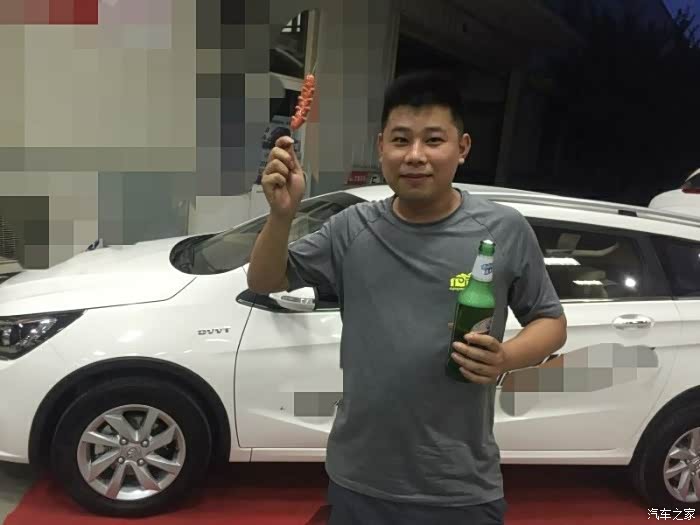 烤肠加啤酒,哥你这造型吸引了所有人的眼球