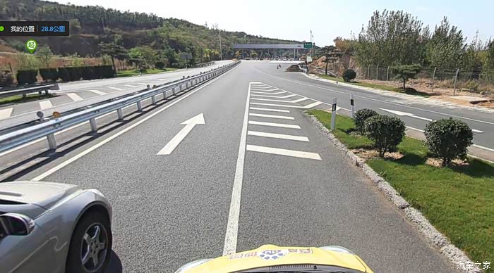 既然白色实线不能压,如果我在右车道怎么走?前面导引线更不能压吧.