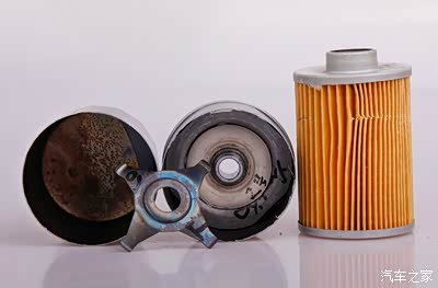 两款机油滤芯内部解刨图对比