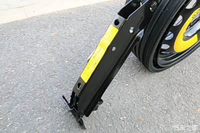 千斤顶顶时候要注意摆放角度然会曾到门板面塑料件