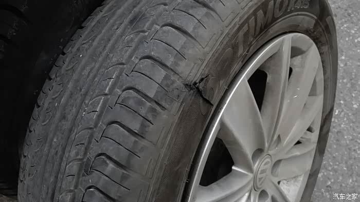 被电动车撞破了前胎没想到换胎后感受那么强烈