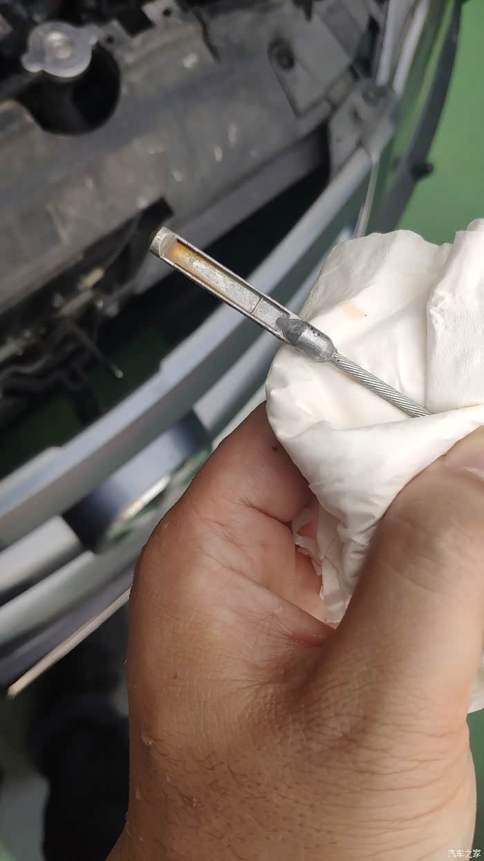 马六轿跑23机油尺机油量