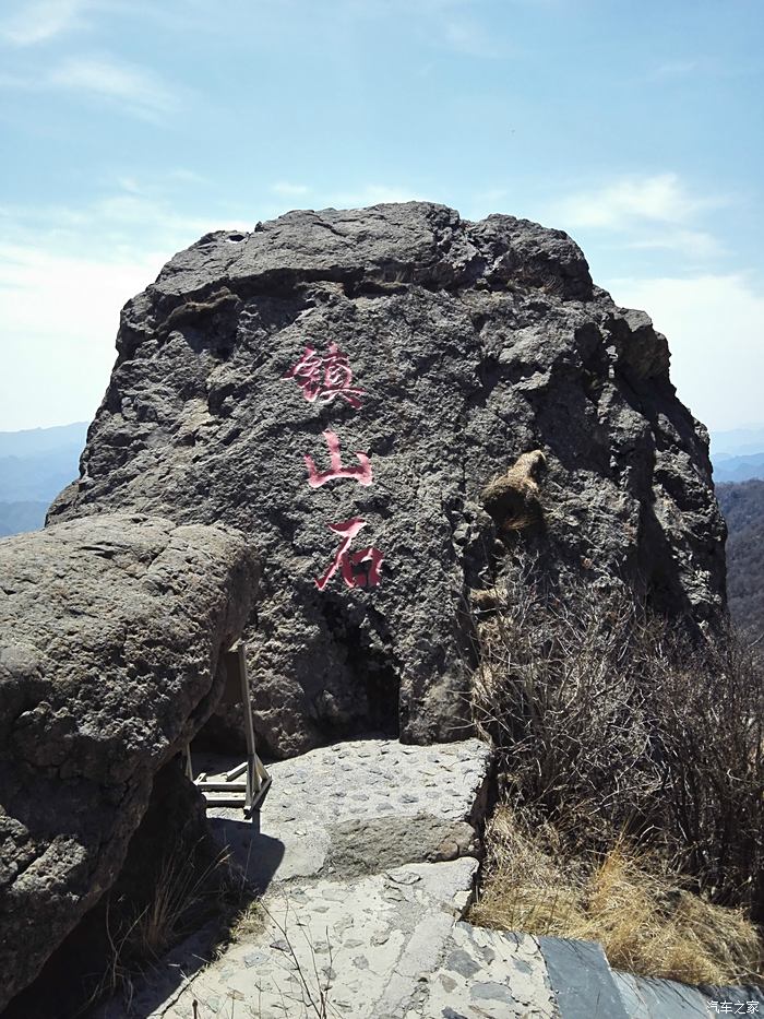 百花山上鎮山石,風吹欲動飛來石