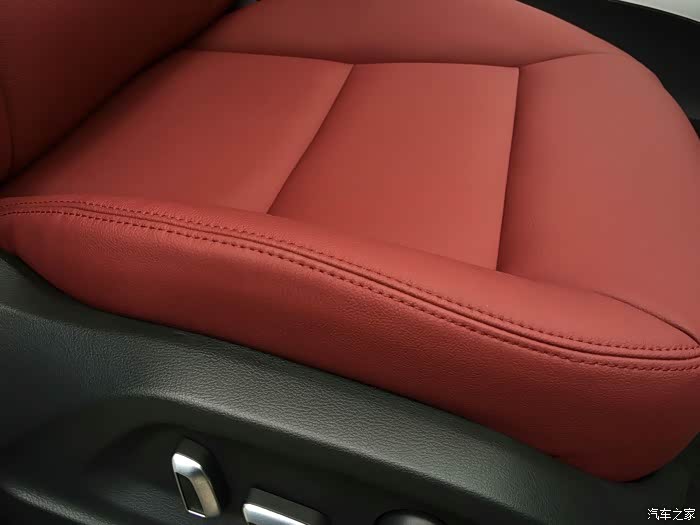 奥迪q5新包的皮座椅酒红色颜色很喜欢