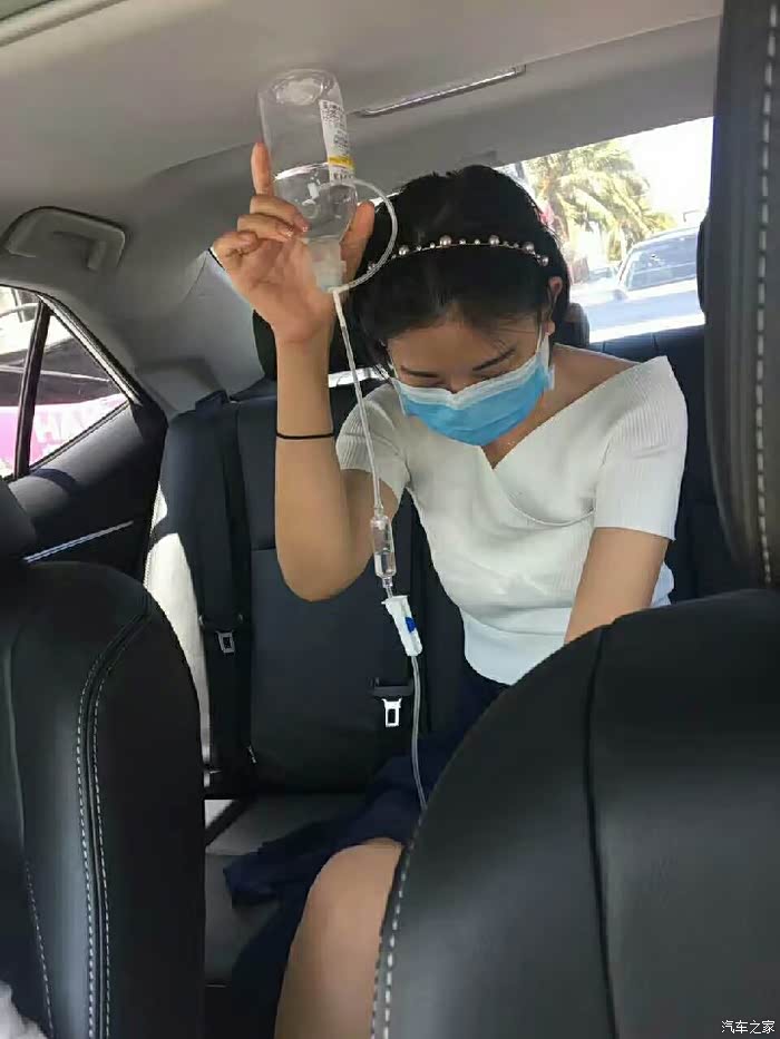 患病赶回老家时在车举吊瓶,幸有闺蜜开车帮忙,能叫你一声女汗纸吗