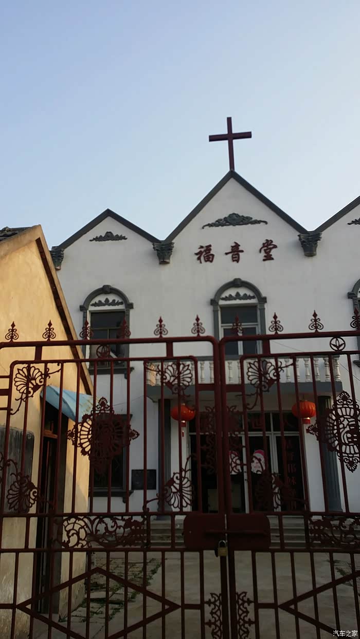 34,小镇子里还有一座基督教堂.d的宗教政策好,信教自由见成效.