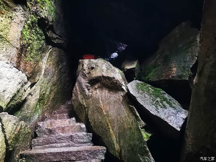 相聚翠华山众人探索冰洞风洞的奥秘